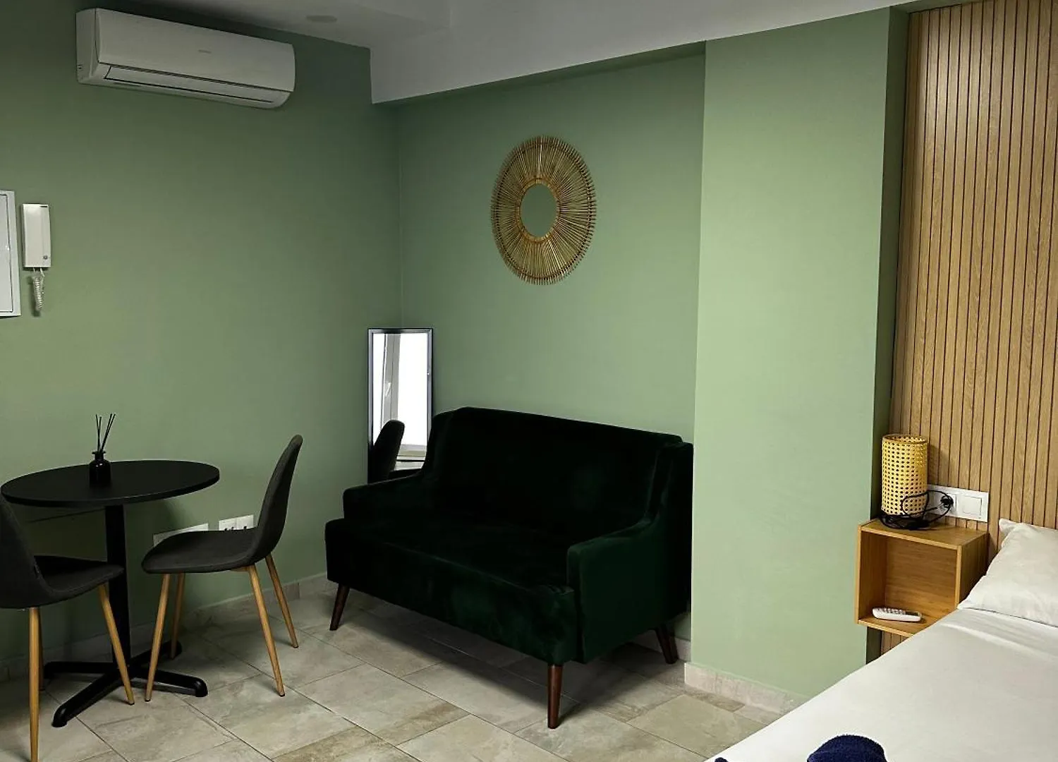 Lovely Studio Apartment With Terrace Malaga