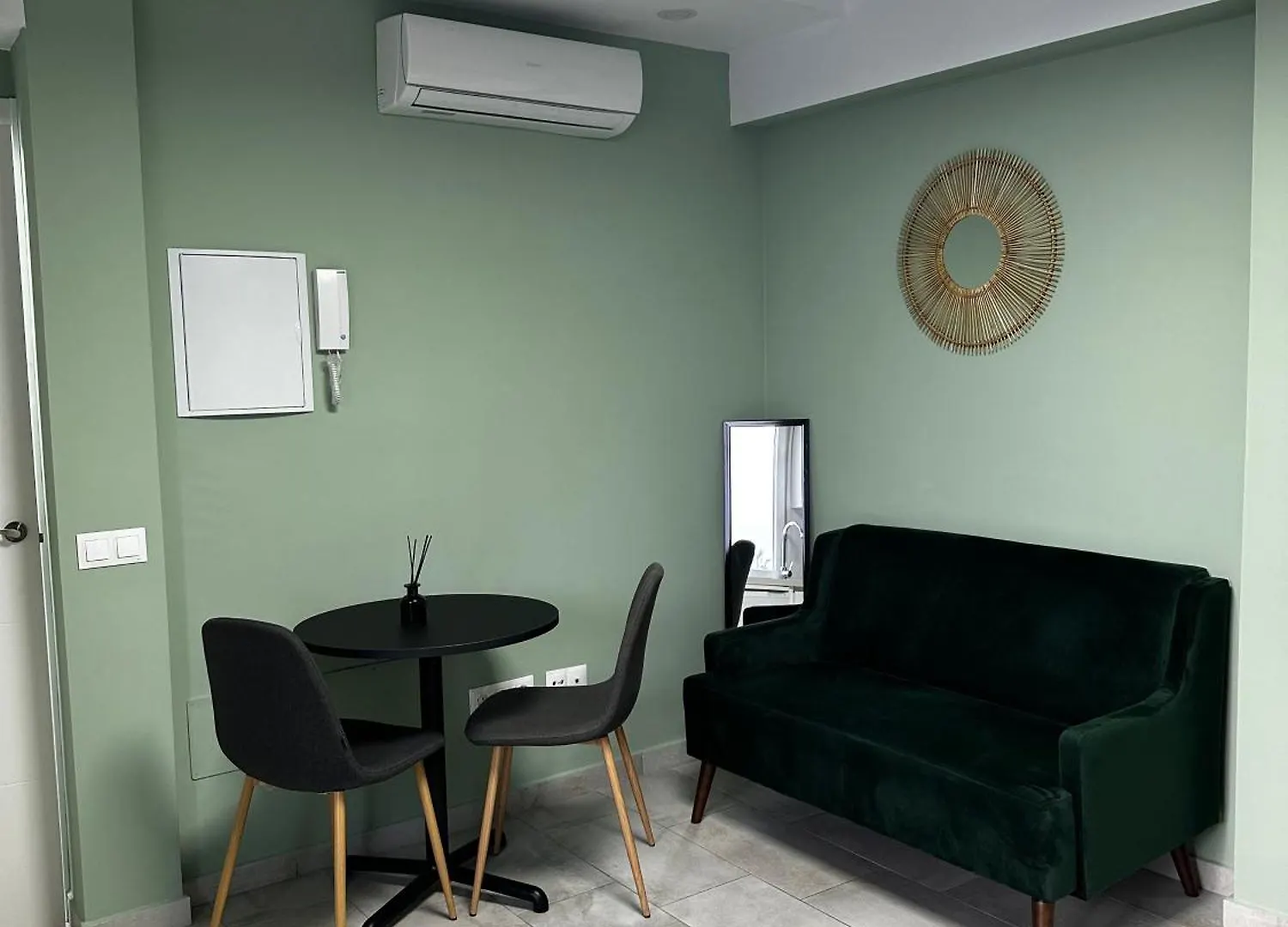 Lovely Studio Apartment With Terrace Malaga